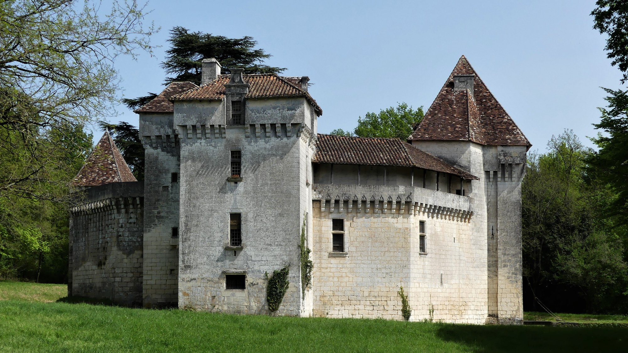 La tour d'angle du château, coiffée en poivrière